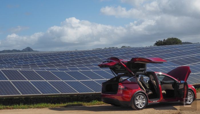 Tesla построила комплекс, который обеспечит солнечной электроэнергией остров