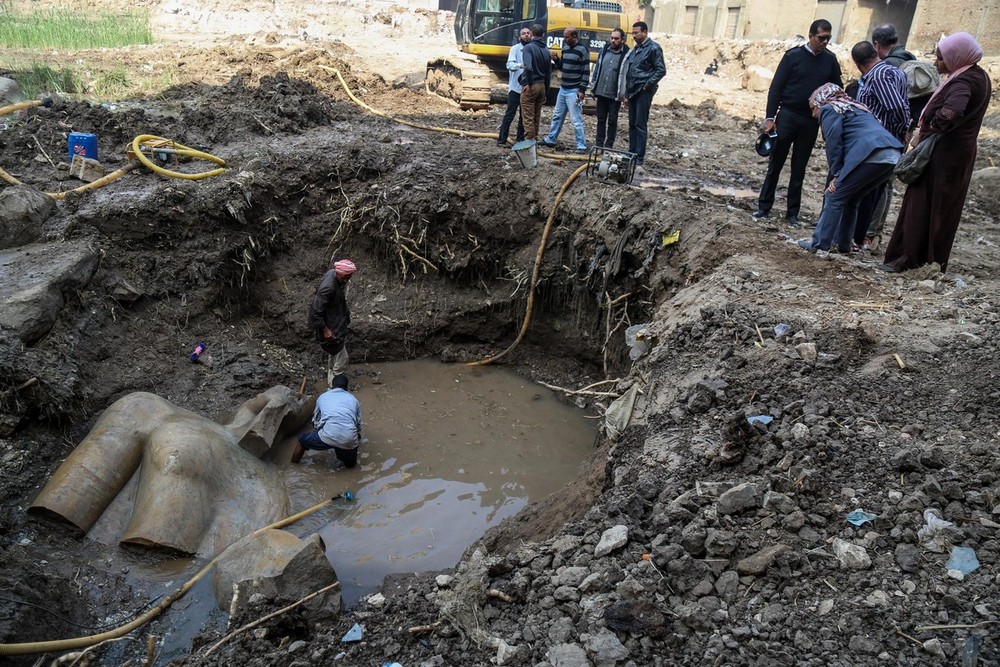 Найден каир. Археологи обнаружили статую Рамсеса II. Когда рылы экскаватором нашли скульптуру.
