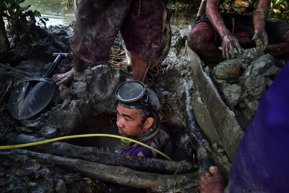 Филиппинские шахтеры ныряют в мутные воды в поисках золота