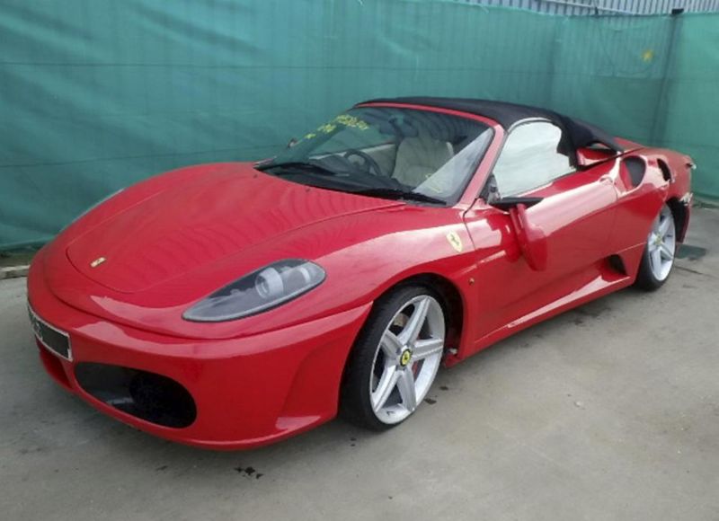Лондонский иммигрант переделал Тойоту в Ferrari, чтобы получить страховку
