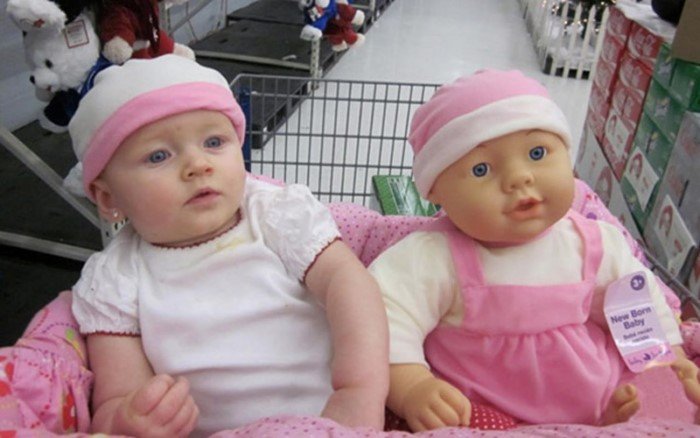 Малыши, которые нашли своих двойников в магазине игрушек