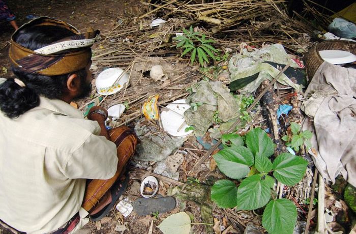 Необычный похоронный ритуал жителей деревни Труньян на Бали