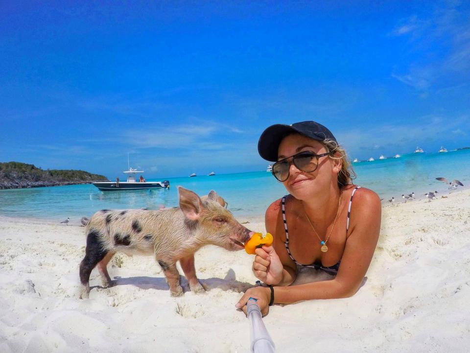 Студентка избавилась от депрессии, общаясь с акулами, скатами и свиньями на Багамах