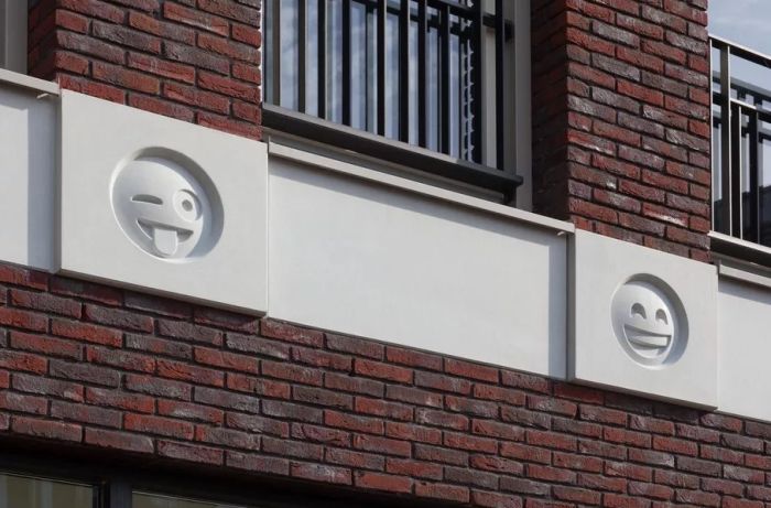 В Нидерландах фасад здания украсили смайликами эмодзи
