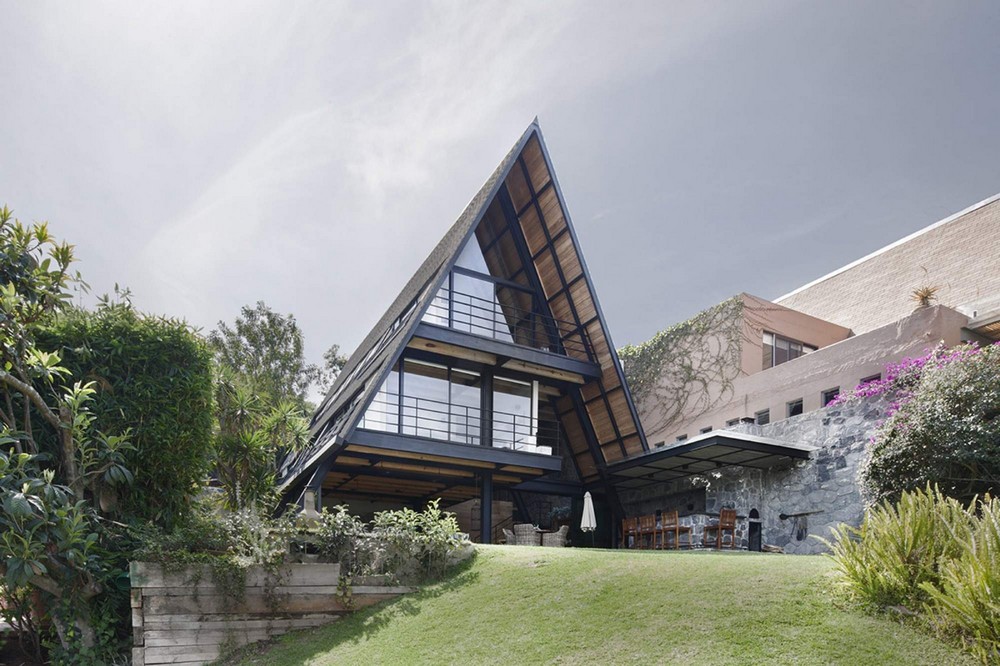 Треугольный дом на берегу озера в Мексике
