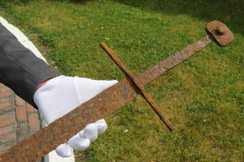 Рабочий откопал на участке рыцарский меч 600-летней давности