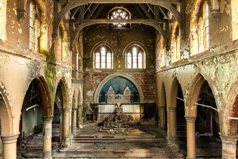 Атмосферные снимки заброшенных церквей от Джеймса Кервина