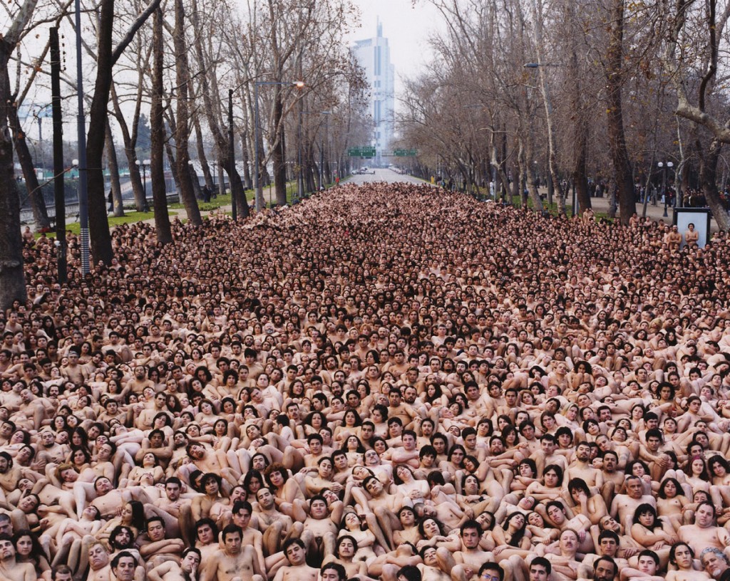 Фотограф Спенсер Туник организует флешмобы обнажённых людей