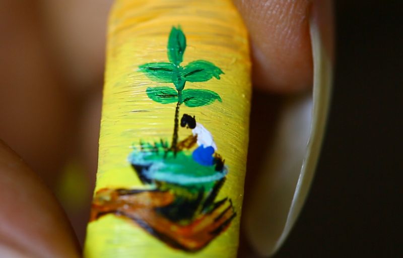 Индийский художник рисует невероятные картины на собственных обрезках ногтей