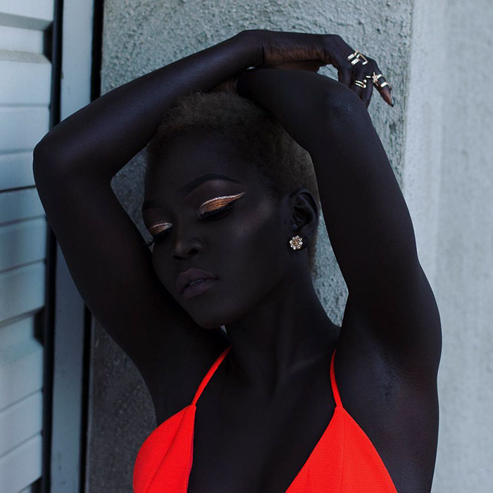 Нуаким Гатвеч — модель с очень темным цветом кожи