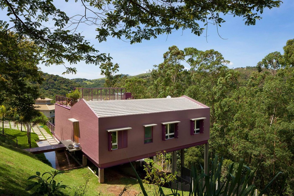 Загородный дом-дерево на склоне в Бразилии
