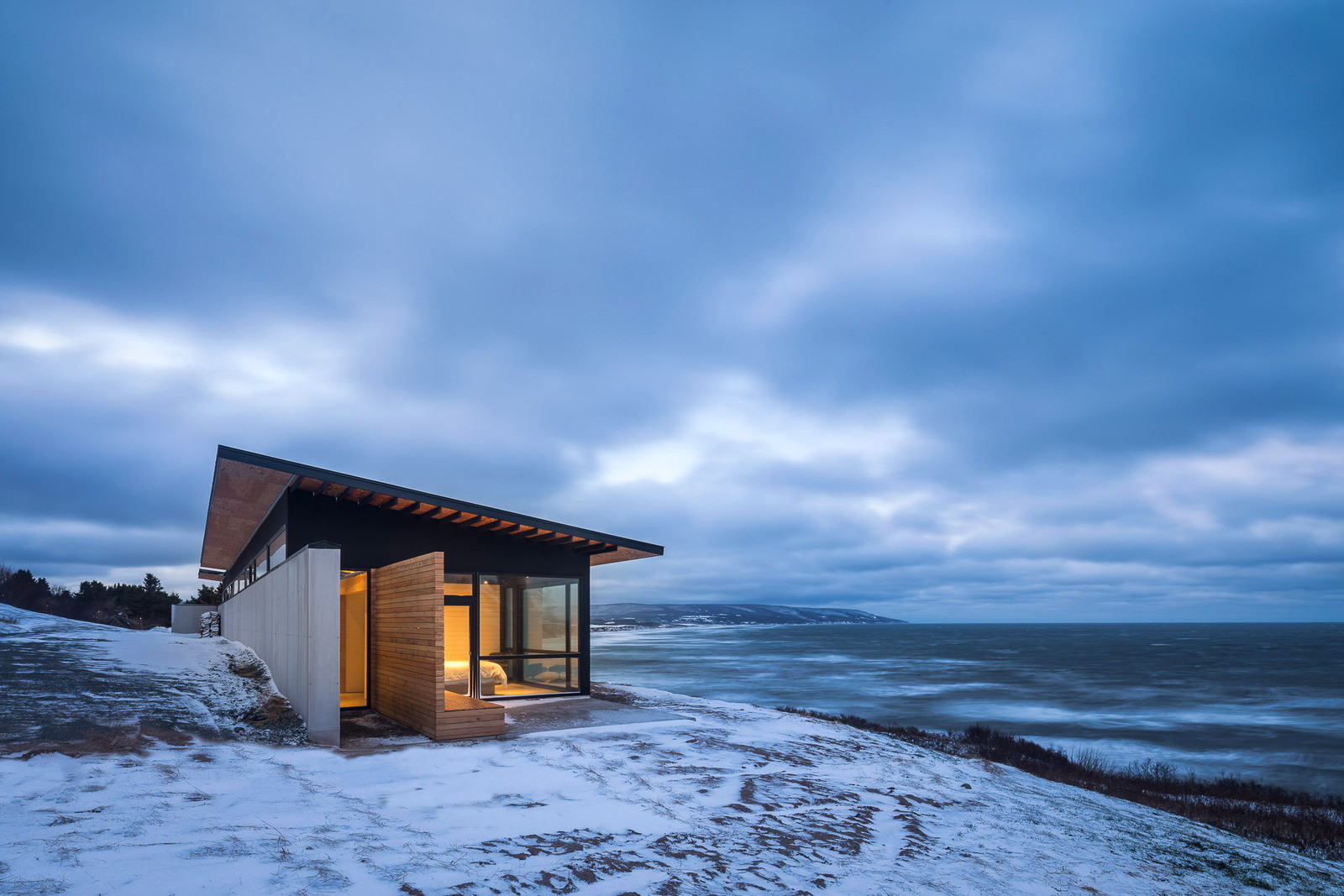 Загородный дом на берегу океана в Канаде