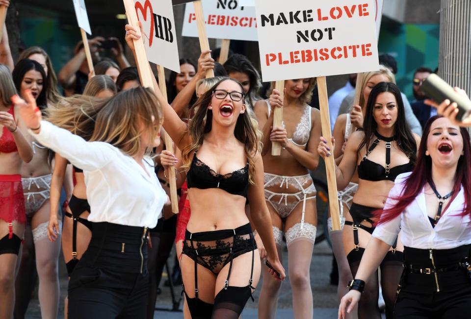 Австралийские девушки в белье призывают голосовать за однополые браки