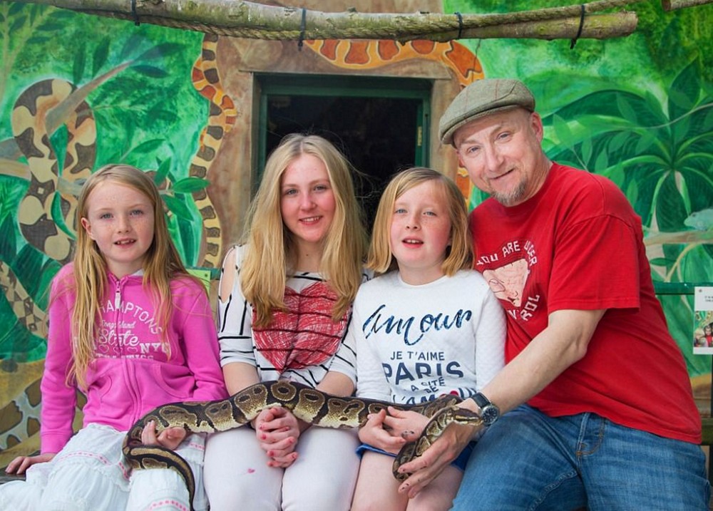 Чтобы осуществить мечту детей, семья переехала жить в зоопарк