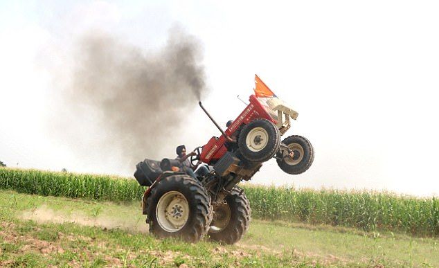 Индийский фермер показывает байкерские трюки на тракторе
