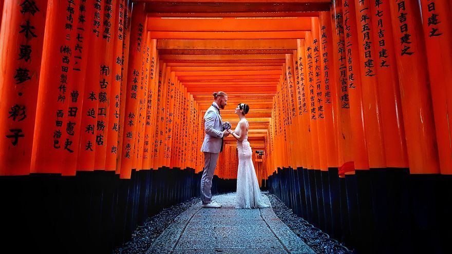 Пара поженилась 100 раз в 30 странах мира