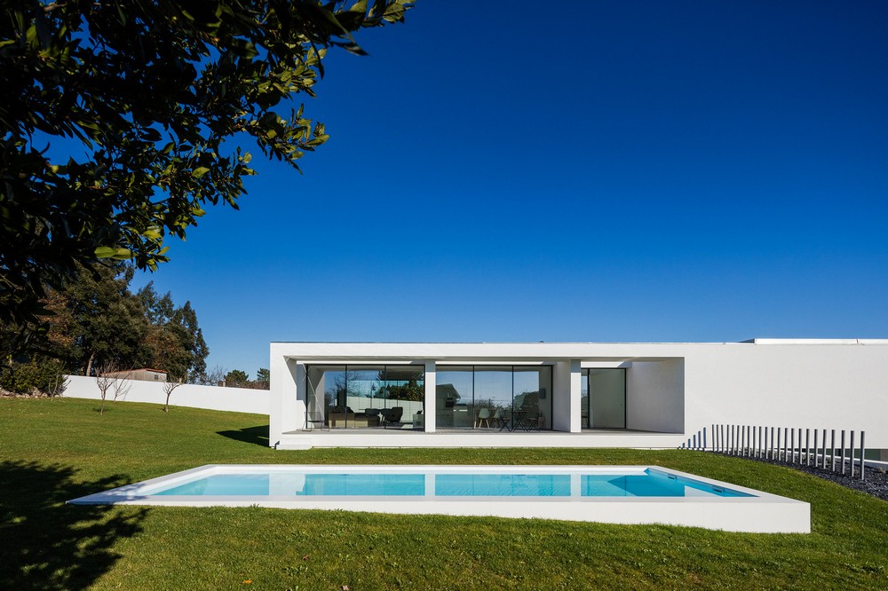 Современный двухэтажный дом в Португалии