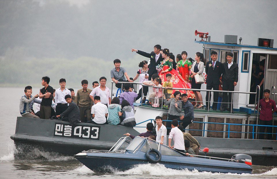 Свадебный круиз по реке в Северной Корее