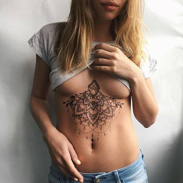 Татуировки под женской грудью
