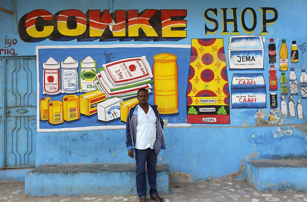Яркие рекламные фасады зданий в Сомали