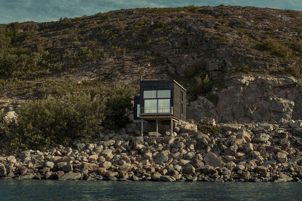 Дом на острове у побережья Норвегии