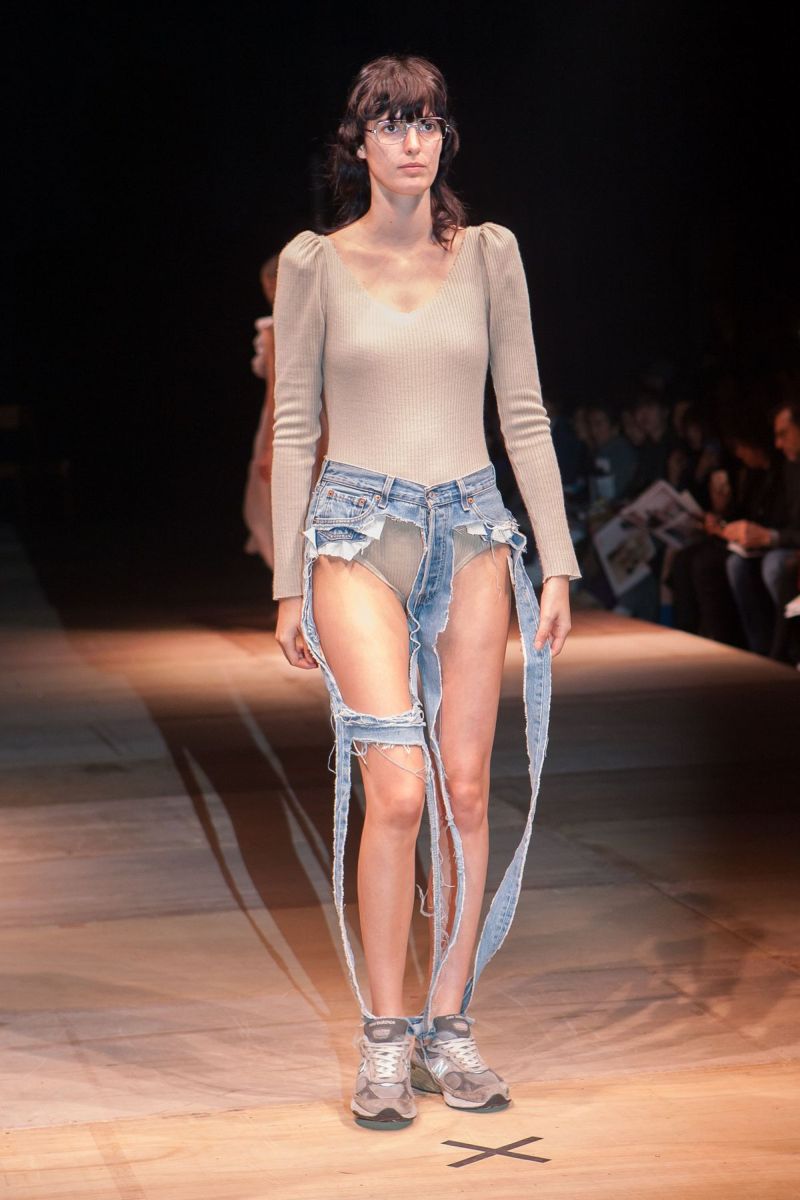 Японский модельер представил джинсы-стринги