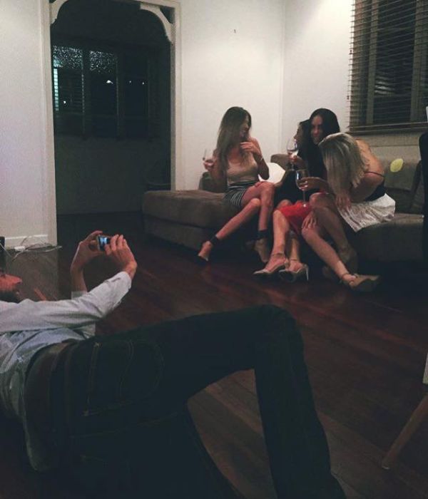 Парни делают снимки своих девушек для Instagram