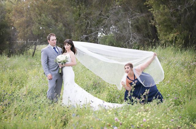 Подружка невесты добавила юмора на свадебные фото