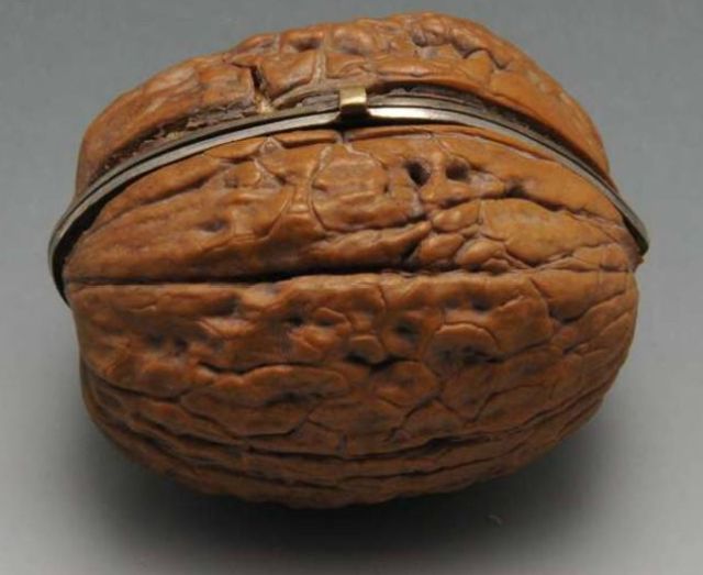 Шкатулка из грецкого ореха XIX века