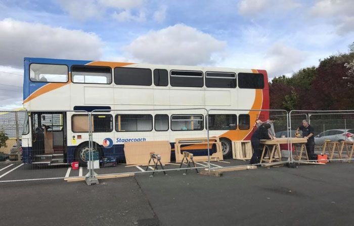 Списанный двухэтажный автобус превратили в ночлежку для бездомных