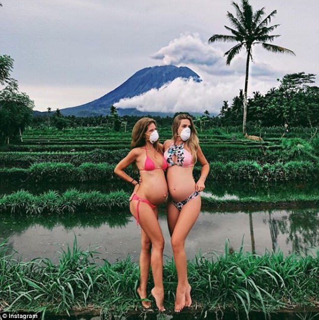 Фотографии туристов на фоне дымящегося вулкана Агунг