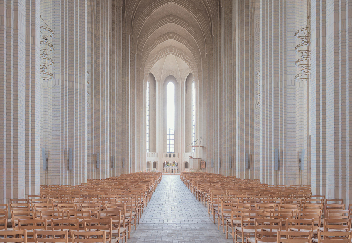 Фотографии величественной церкви в стиле экспрессионизма