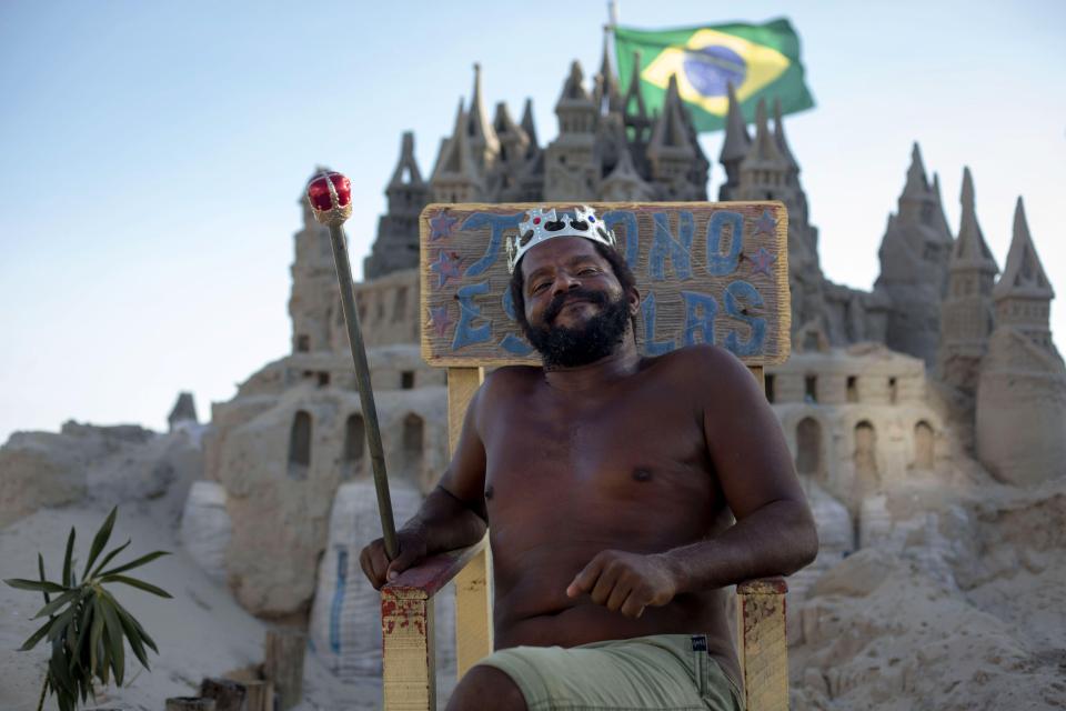 Король пляжа: бразилец 22 года живет в песчаном замке
