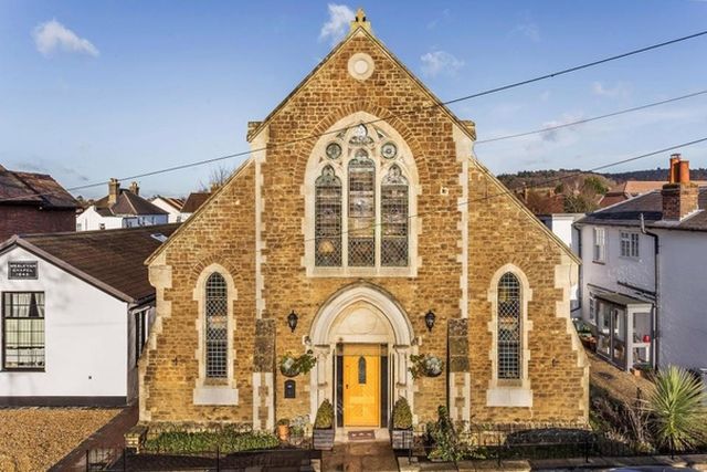 В Великобритании старинную церковь превратили в роскошный особняк