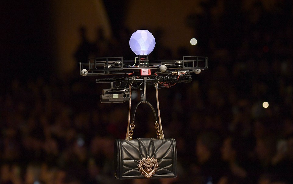 На показе мод дроны демонстрировали сумки Dolce & Gabbana
