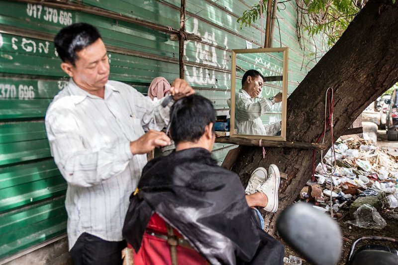 Уличные парикмахеры Камбоджи