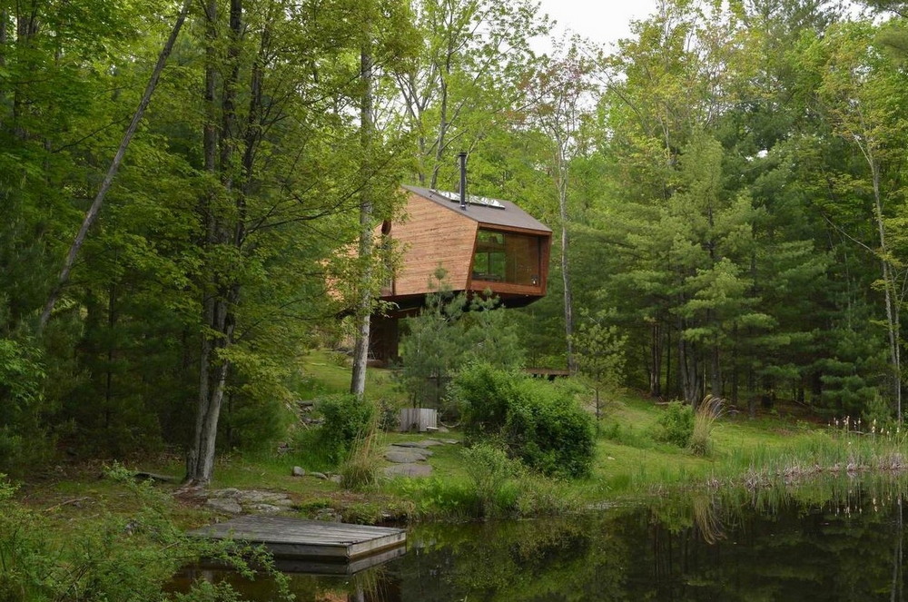 Дом на берегу лесного озера в США