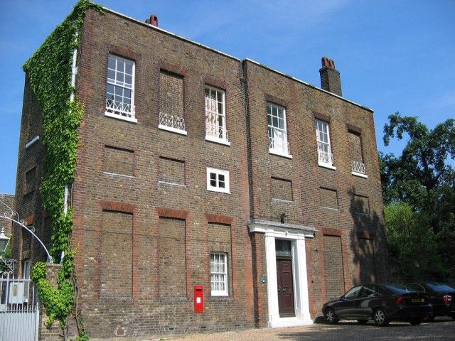 Дома с заложенными кирпичом окнами в Великобритании
