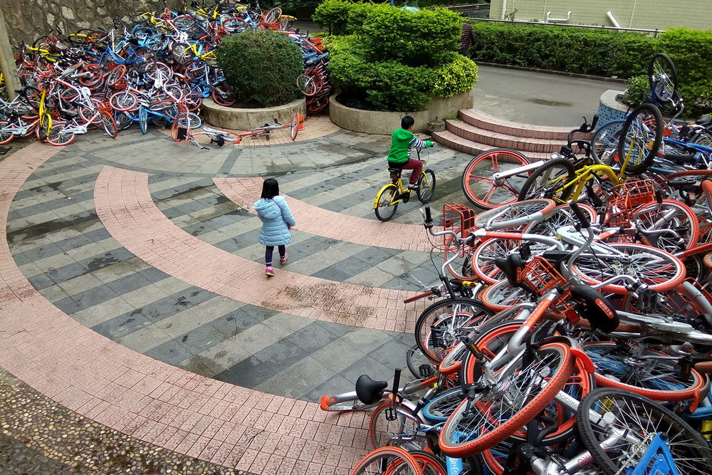Кучи брошенных и сломанных велосипедов наводнили Китай