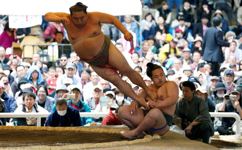 На весеннем фестивале сумо выступили сильнейшие борцы