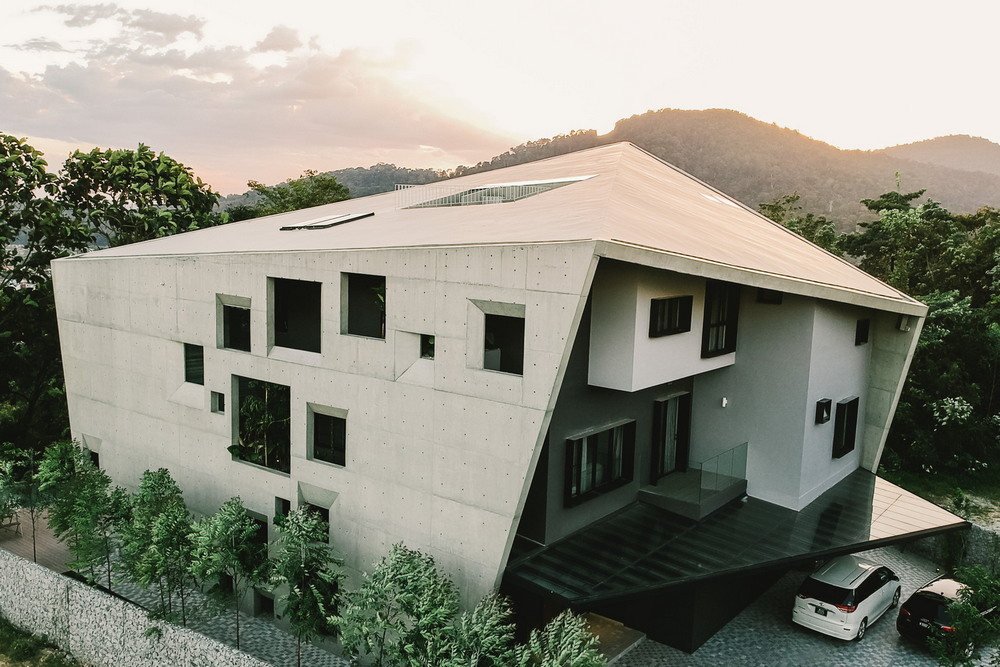 Необычный дом в бетонной оболочке в Малайзии