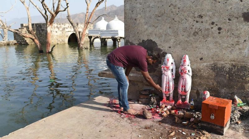Сильная засуха обнажила древний индуистский храм