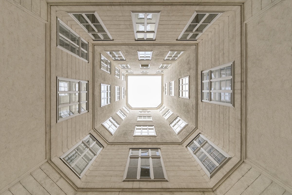 Симметрия зданий Вены в фотографиях Жолта Хлинки