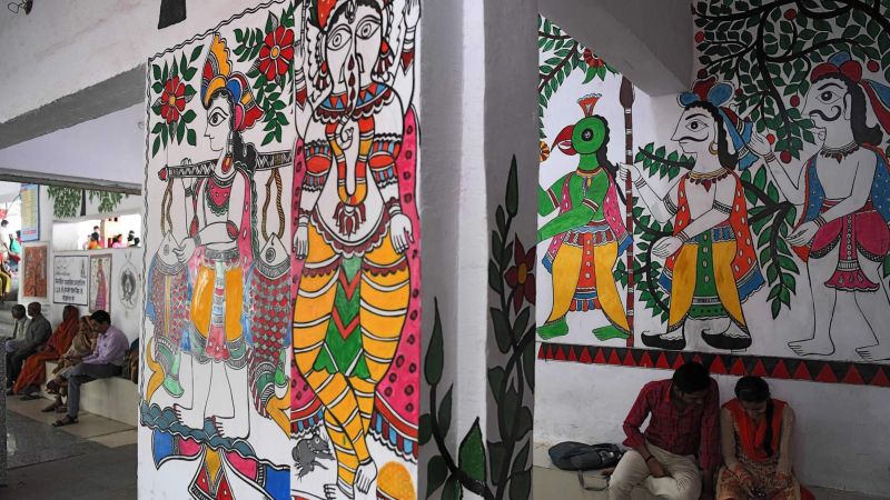 Художники преобразили вокзал в Индии