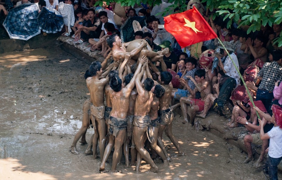 Фестиваль с футболом в грязи во Вьетнаме