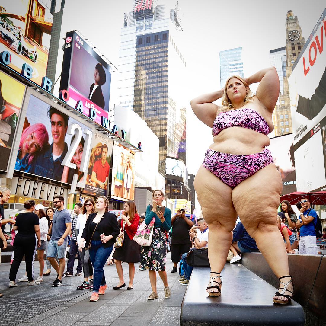Американская плюс-сайз модель вышла на Таймс-сквер в бикини