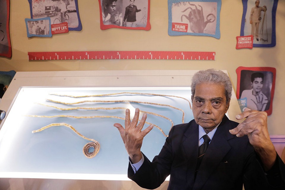 Индиец состриг ногти, которые отращивал 66 лет