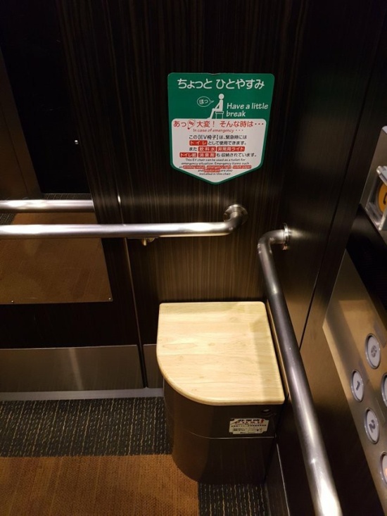 Для чего в лифтах в Японии нужен такой стул?
