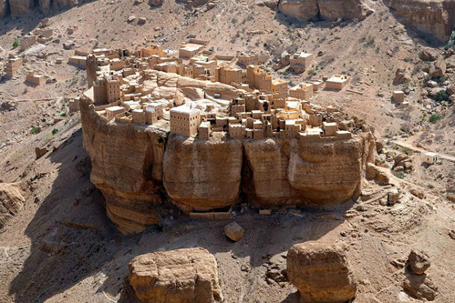 Необычная деревня в Йемене, стоящая на огромном монолите