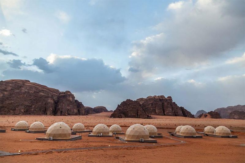 Городок в пустыне с шатрами-капсулами, столовой и Wi-Fi